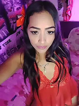 Snapshot of latiinahot chatting on August 6, 5:20 am latiinahot online show from August 6, 5:20 am