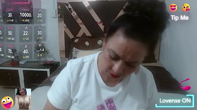 Snapshot of lindaesmeralda chatting on October 16, 11:50 pm lindaesmeralda online show from October 16, 11:50 pm