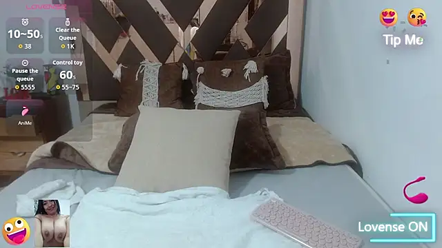 Snapshot of lindaesmeralda chatting on January 19, 12:31 pm lindaesmeralda online show from January 19, 12:31 pm