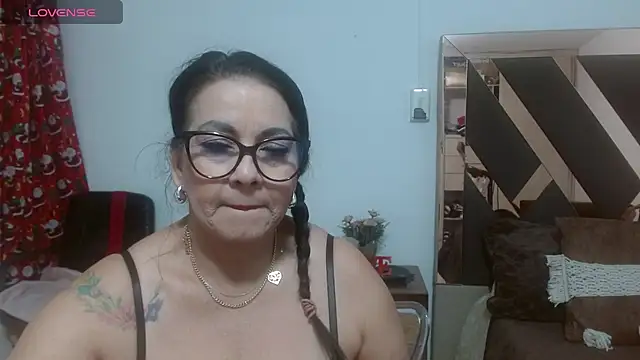 Snapshot of lindaesmeralda chatting on February 20, 11:00 am lindaesmeralda online show from February 20, 11:00 am