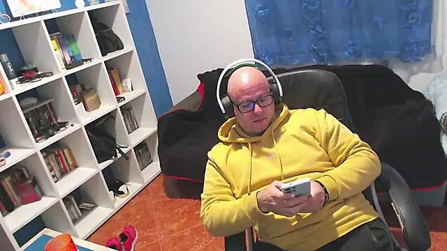 ravingr4d4 online show from December 16, 9:31 pm