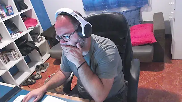 ravingr4d4 online show from July 28, 8:10 am