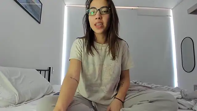 Snapshot of Sophi__a chatting on February 5, 2:43 pm Sophi a online show from February 5, 2:43 pm