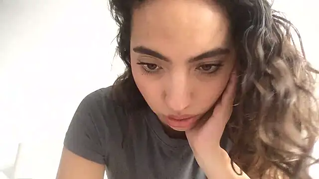 Snapshot of Sophi__a chatting on May 5, 9:01 pm Sophi a online show from May 5, 9:01 pm