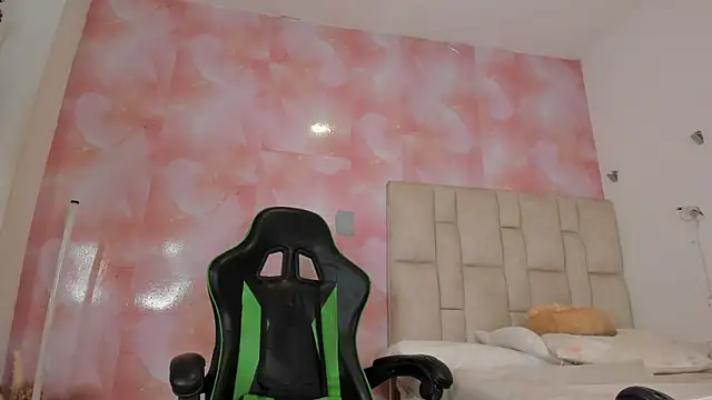 Snapshot of emily_lean_ chatting on October 3, 12:51 am emily lean online show from October 3, 12:51 am