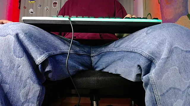 zacwatson  online show from December 10, 5:39 am