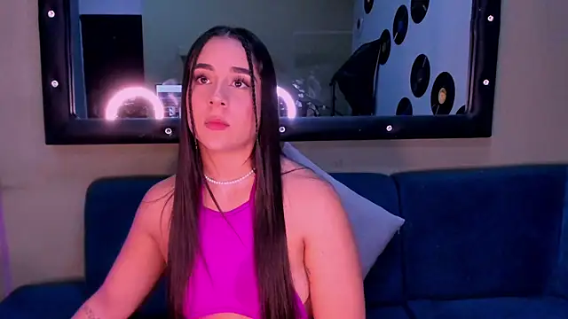 Snapshot of Sussy_Bell01 chatting on December 18, 2:53 am Sussy Bell01 online show from December 18, 2:53 am