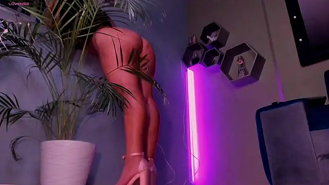 Snapshot of Sussy_Bell01 chatting on February 10, 11:02 pm Sussy Bell01 online show from February 10, 11:02 pm