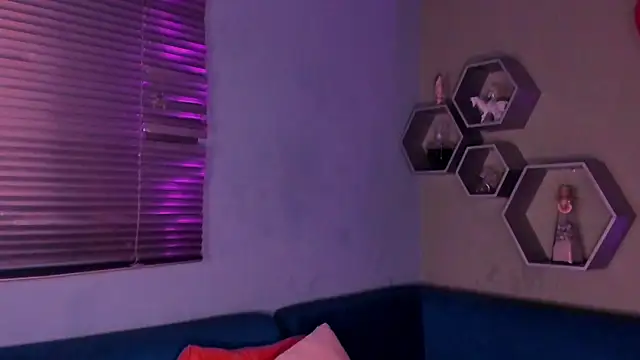 Snapshot of Sussy_Bell01 chatting on February 26, 12:05 am Sussy Bell01 online show from February 26, 12:05 am