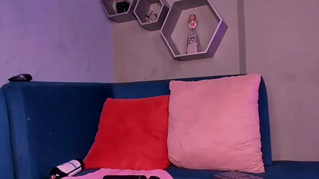 Snapshot of Sussy_Bell01 chatting on February 27, 3:04 am Sussy Bell01 online show from February 27, 3:04 am