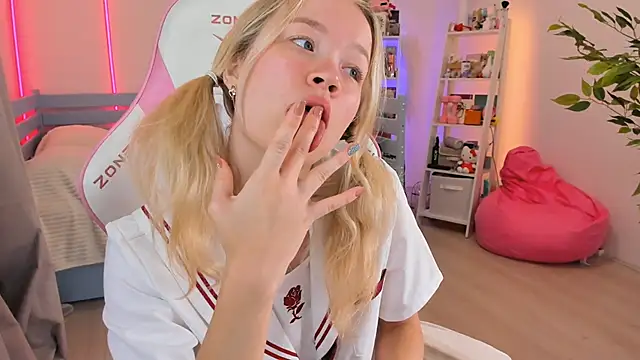 Lily Young online show from November 4, 4:55 am