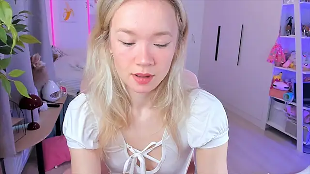 Snapshot of Lily_Young chatting on February 15, 5:48 am Lily Young online show from February 15, 5:48 am