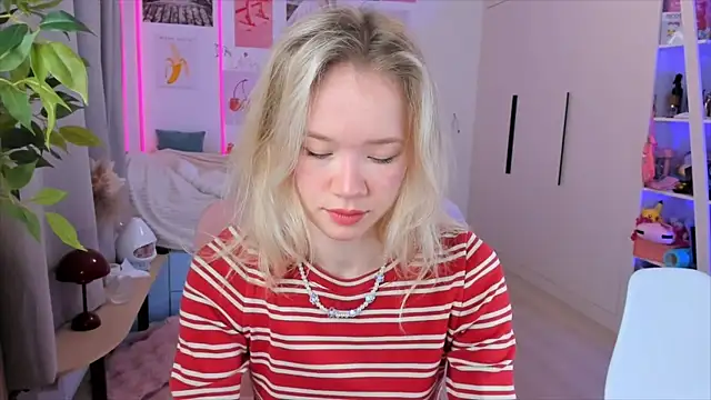 Snapshot of Lily_Young chatting on February 23, 4:54 am Lily Young online show from February 23, 4:54 am