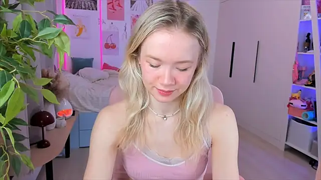 Snapshot of Lily_Young chatting on February 24, 4:43 am Lily Young online show from February 24, 4:43 am