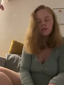 Snapshot of daddyscumprincess chatting on October 31, 1:28 am daddyscumprincess online show from October 31, 1:28 am