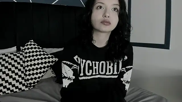 Adeelinee online show from January 8, 7:45 pm