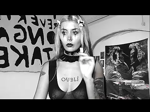 Snapshot of god_x_girl chatting on November 12, 9:47 pm god x girl online show from November 12, 9:47 pm