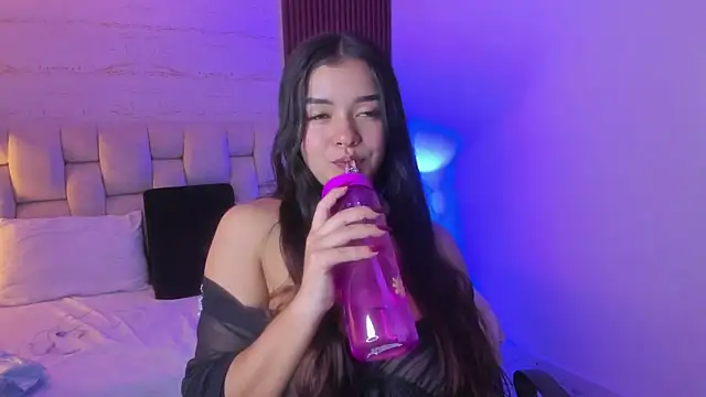 Snapshot of SophiaWylde chatting on December 24, 7:39 am SophiaWylde online show from December 24, 7:39 am