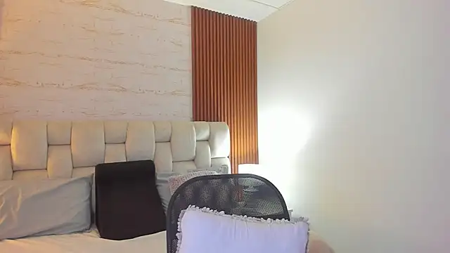 Snapshot of SophiaWylde chatting on January 13, 7:00 am SophiaWylde online show from January 13, 7:00 am