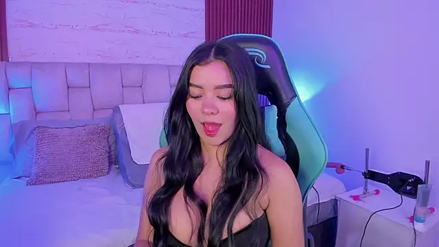 SophiaWylde online show from February 3, 6:22 am