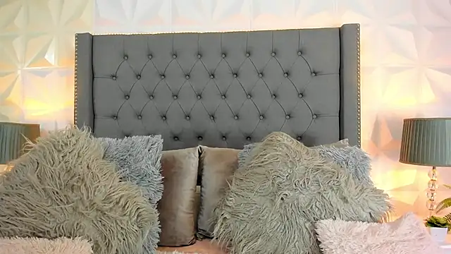 sarah salis  online show from February 10, 7:07 pm