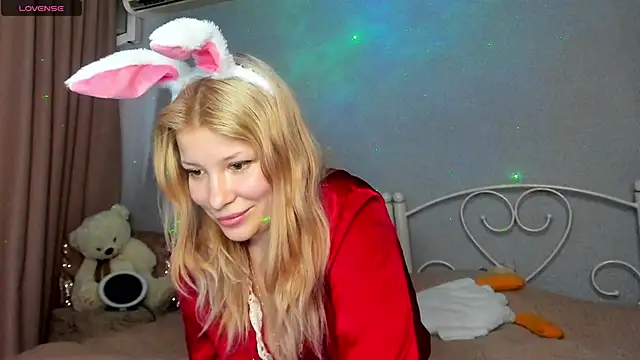 Snapshot of Leila_purr18 chatting on December 13, 9:24 am Leila purr18 online show from December 13, 9:24 am