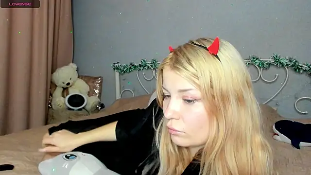 Snapshot of Leila_purr18 chatting on December 14, 3:18 am Leila purr18 online show from December 14, 3:18 am