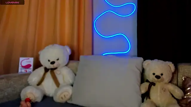 Snapshot of Leila_purr18 chatting on February 11, 9:20 am Leila purr18 online show from February 11, 9:20 am