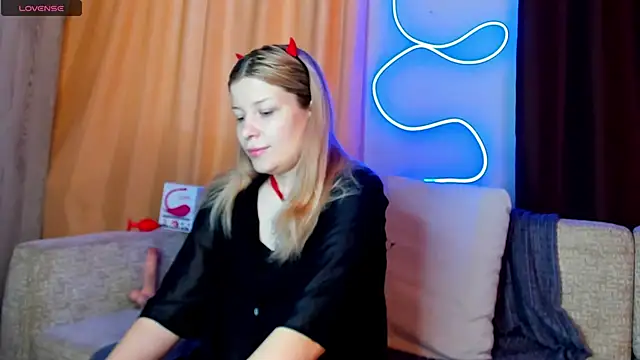 Snapshot of Leila_purr18 chatting on February 13, 7:24 am Leila purr18 online show from February 13, 7:24 am