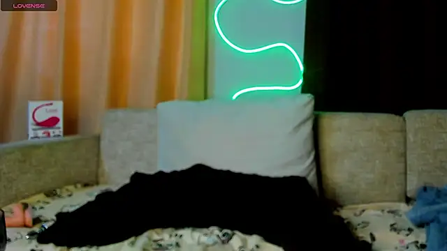 Snapshot of Leila_purr18 chatting on February 25, 8:25 am Leila purr18 online show from February 25, 8:25 am