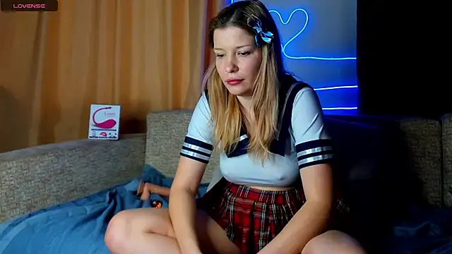 Snapshot of Leila_purr18 chatting on March 7, 9:51 am Leila purr18 online show from March 7, 9:51 am