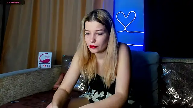 Snapshot of Leila_purr18 chatting on March 18, 6:46 am Leila purr18 online show from March 18, 6:46 am