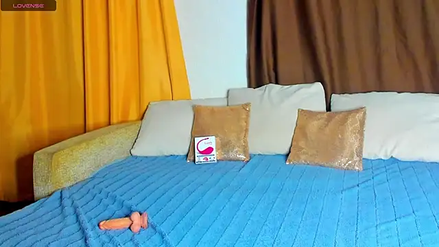 Snapshot of Leila_purr18 chatting on November 1, 1:18 am Leila purr18 online show from November 1, 1:18 am