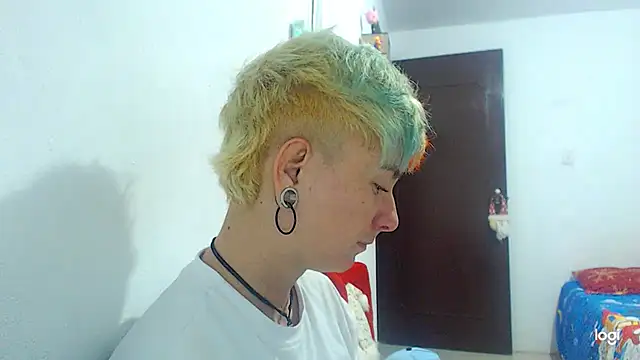 tomboyblue online show from December 4, 2:09 am