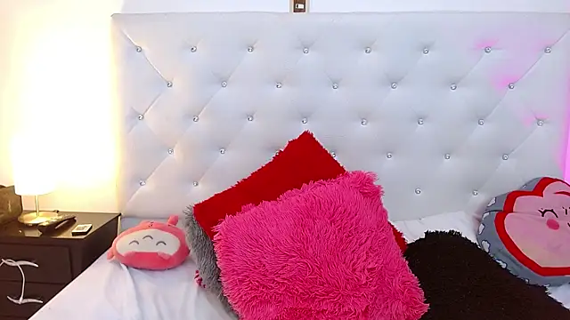 Snapshot of queenie_star chatting on December 17, 12:12 am queenie star online show from December 17, 12:12 am