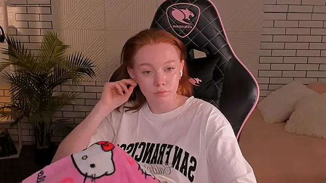 foxyMistrees online show from December 8, 2:49 am