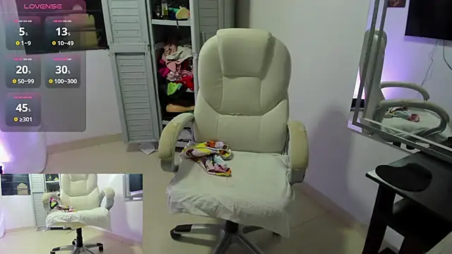 Snapshot of dahian_carter chatting on March 7, 10:23 am dahian carter online show from March 7, 10:23 am