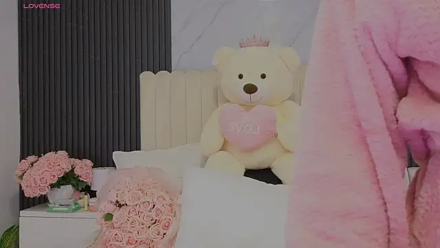 Madiee Rhea online show from July 22, 8:33 pm