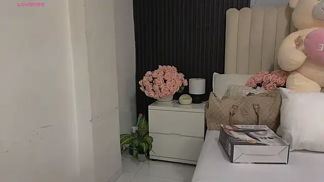 Madiee Rhea online show from July 23, 7:45 pm
