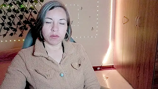 Lady breaks hearts online show from November 19, 9:42 am