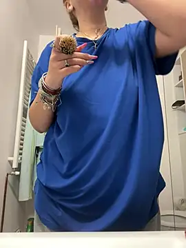 Snapshot of AllysonK chatting on February 18, 1:29 pm AllysonK online show from February 18, 1:29 pm