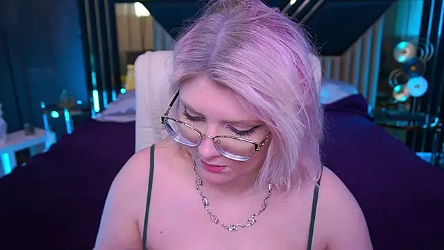 Snapshot of CoolTatis chatting on December 1, 7:35 am CoolTatis online show from December 1, 7:35 am