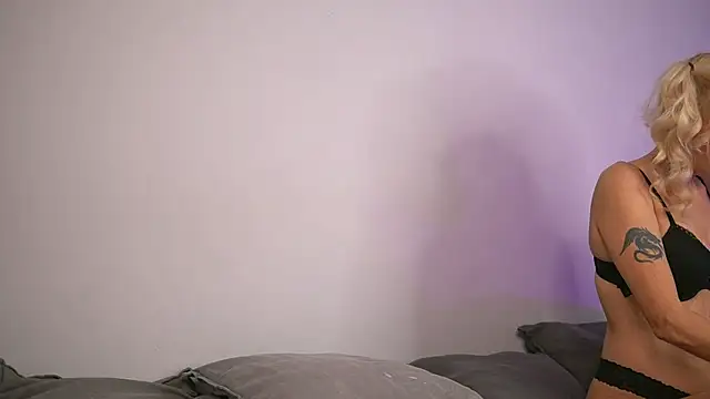 Snapshot of BritneyHudson chatting on October 20, 3:40 am BritneyHudson online show from October 20, 3:40 am