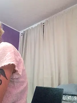 Snapshot of BritneyHudson chatting on December 2, 5:19 pm BritneyHudson online show from December 2, 5:19 pm