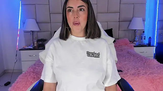 IsisLoveyes  online show from December 10, 7:00 pm