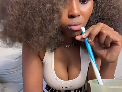 Snapshot of Chocolate_queen2 chatting on June 12, 4:33 am Chocolate queen2 online show from June 12, 4:33 am