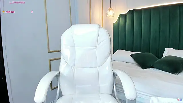 LindsyCater online show from September 29, 12:32 pm