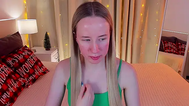 Snapshot of Cassie_Kelman chatting on December 14, 12:22 am Cassie Kelman online show from December 14, 12:22 am