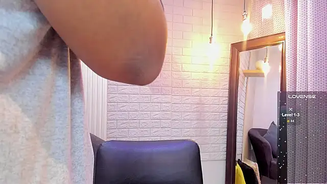 Snapshot of _alaiasmile_ chatting on February 3, 7:21 pm  alaiasmile  online show from February 3, 7:21 pm