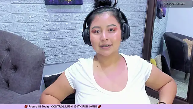 Snapshot of _alaiasmile_ chatting on March 11, 1:37 am  alaiasmile  online show from March 11, 1:37 am